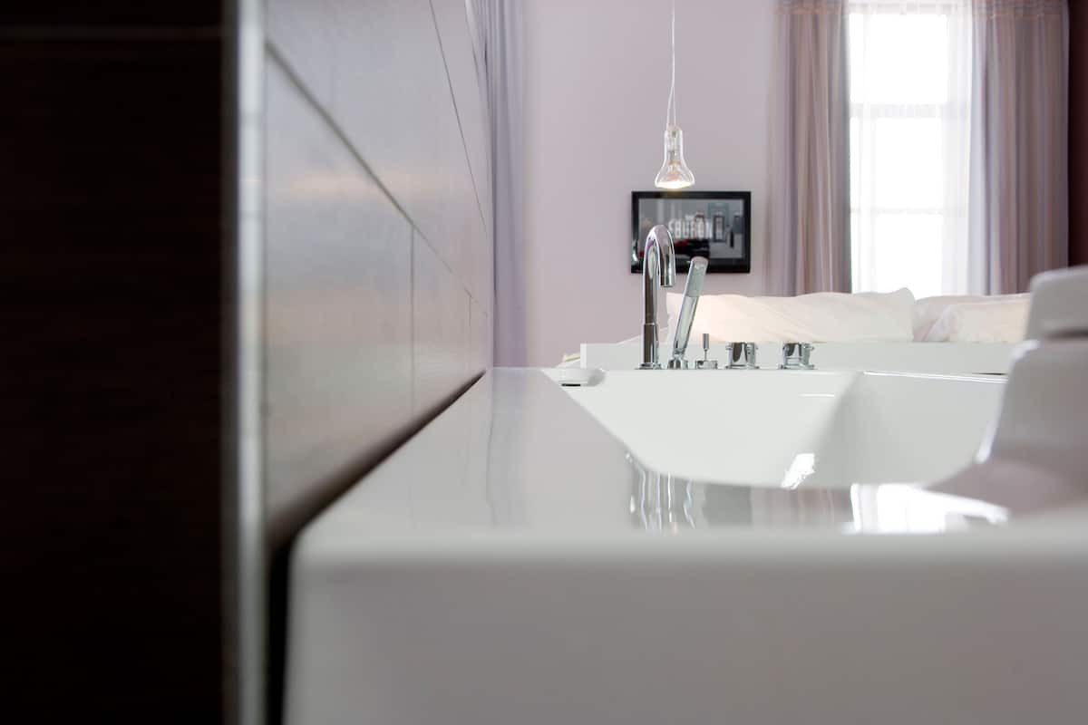 deluxe double room | minibar, in-room safe, desk, blackout curtains