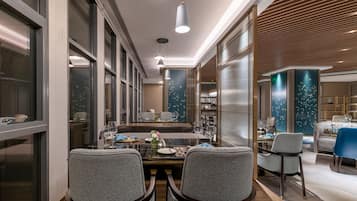 3 間餐廳;供應午餐、晚餐;中國菜