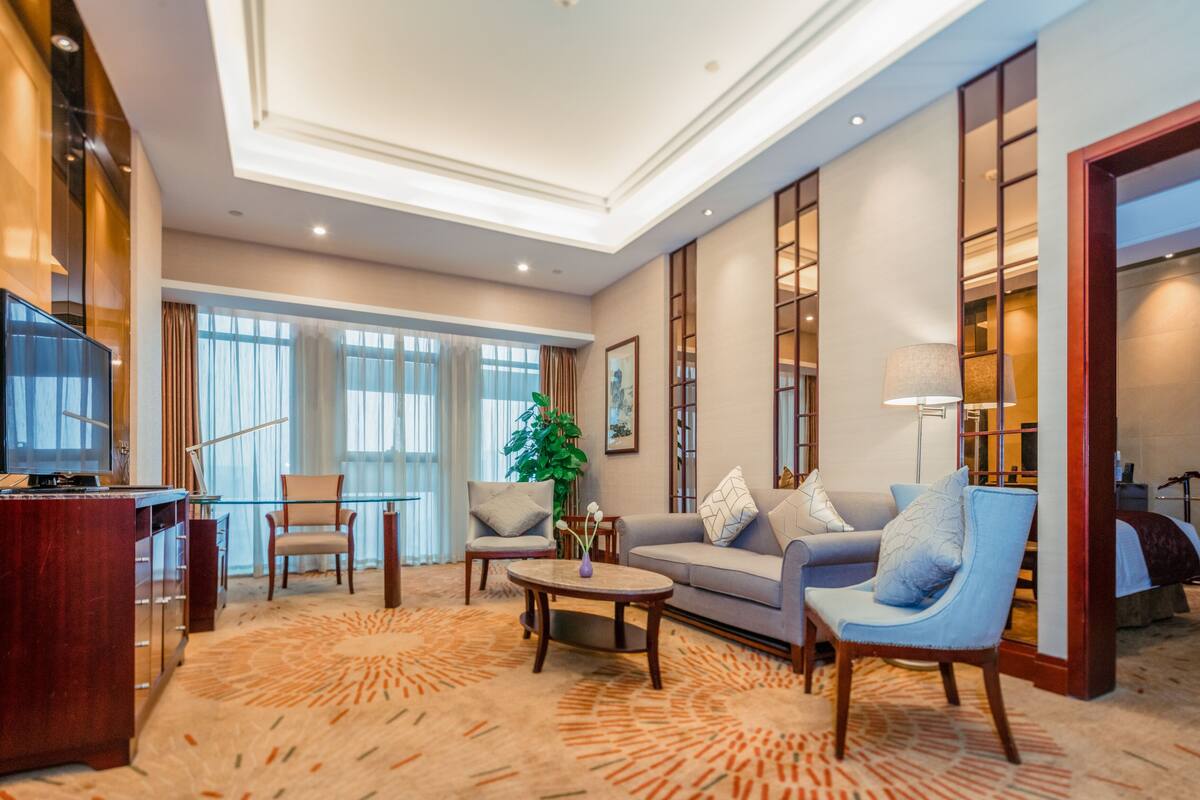 Executive Suite | Living room