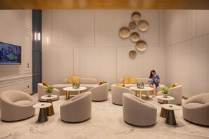 Lobby sitting area - Oaks Liwa Heights Suites (Dubai)