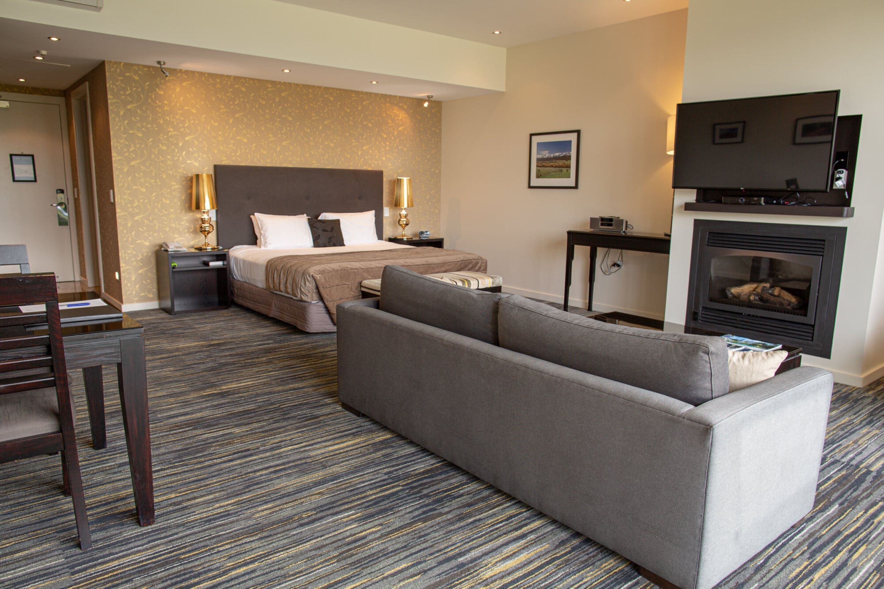 deluxe spa suite | living area | flat-screen tv