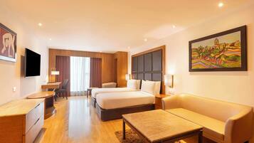 Minibar, caja de seguridad en la habitación y decoración personalizada