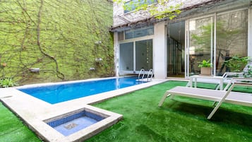 季节性开放的室外游泳池