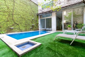 시즌별로 운영되는 야외 수영장