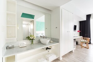 1 개의 침실, 각각 다른 스타일의 인테리어, 각각 다르게 가구 비치, 암막 커튼