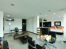 Junior Room | Minibar, in-room safe, desk, laptop workspace