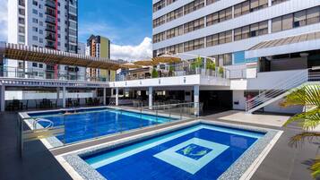 2 piscinas al aire libre, sombrillas