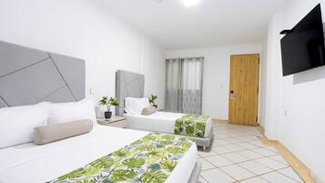 Habitación familiar | Ropa de cama de alta calidad, edredón, camas Select Comfort y minibar