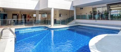 2 albercas al aire libre, sombrillas en la alberca y camastros