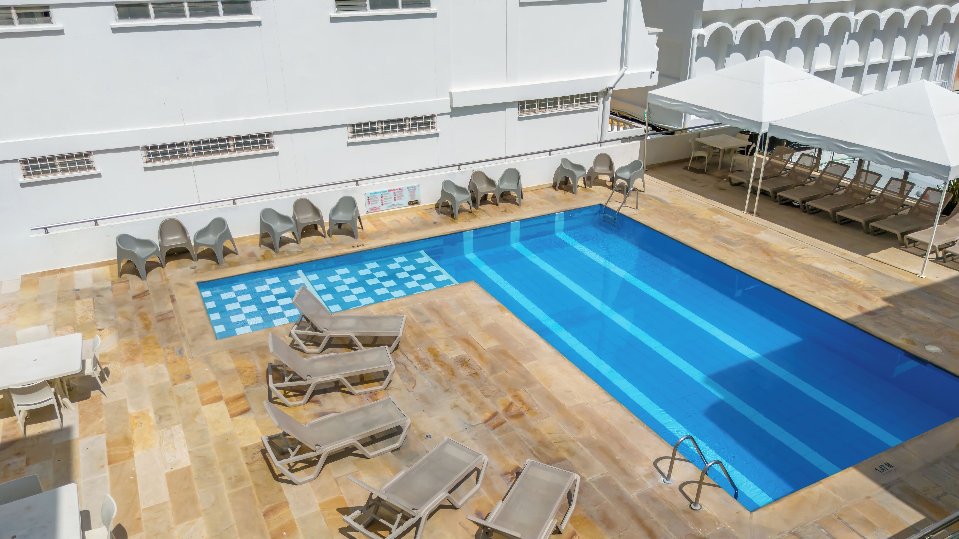 2 piscines a l'aire lliure (horari: 09:00-20:00), para-sols i gandules 