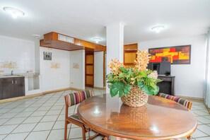 Standard Studio | Living area | Flat-screen TV