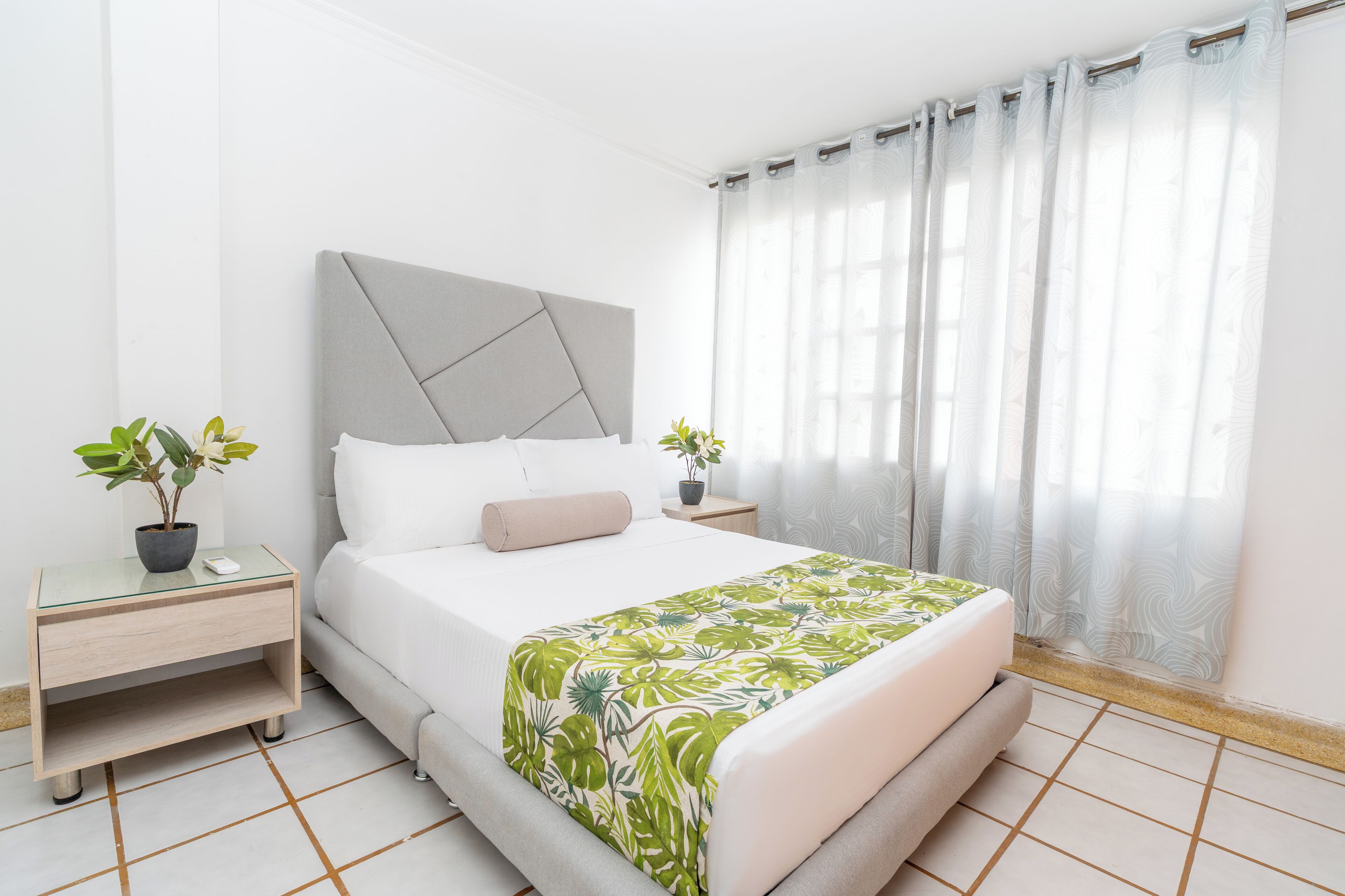 Hochwertige Bettwaren, Daunenbettdecken, Select-Comfort-Betten, Minibar