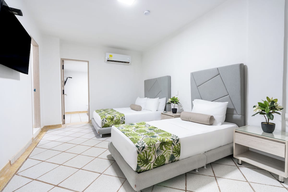 經濟開放式客房 | 高級寢具、羽絨被、Select Comfort 床墊、迷你吧