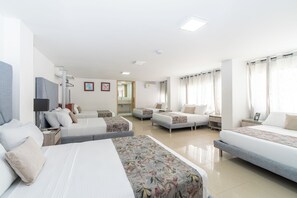 家庭开间套房 | 高档床上用品、羽绒被、Select Comfort 床、迷你吧