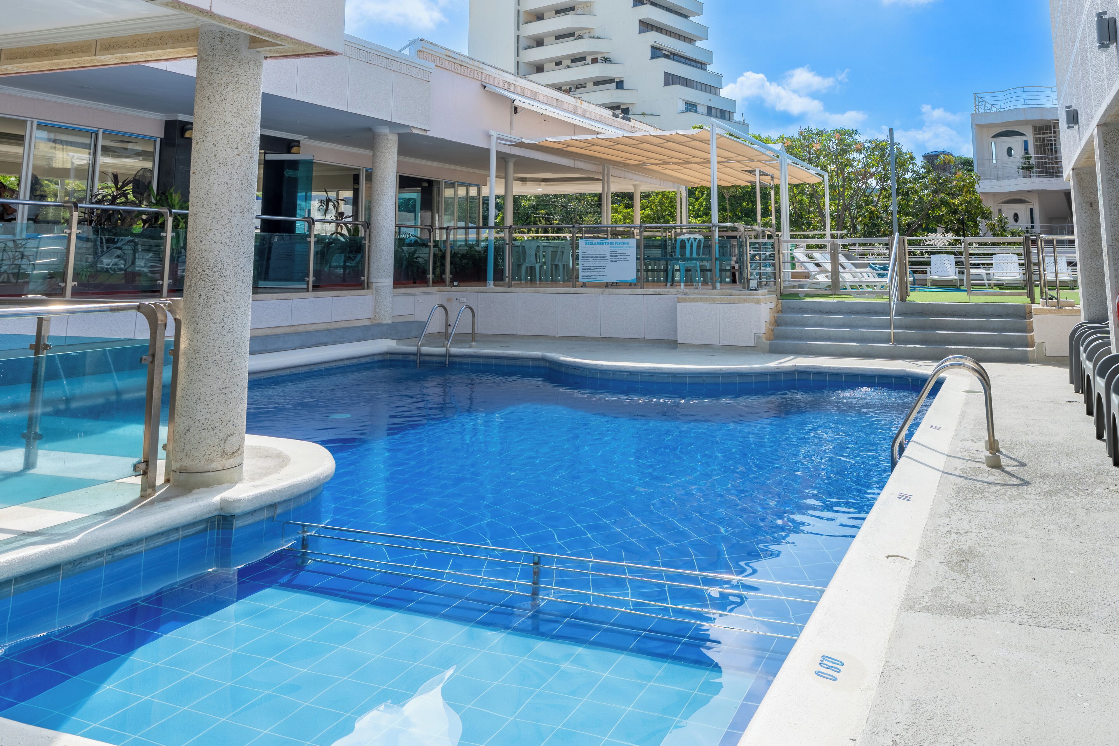 2 hồ bơi ngoài trời, dù/ô trên bãi biển/hồ bơi, ghế dài tắm nắng 