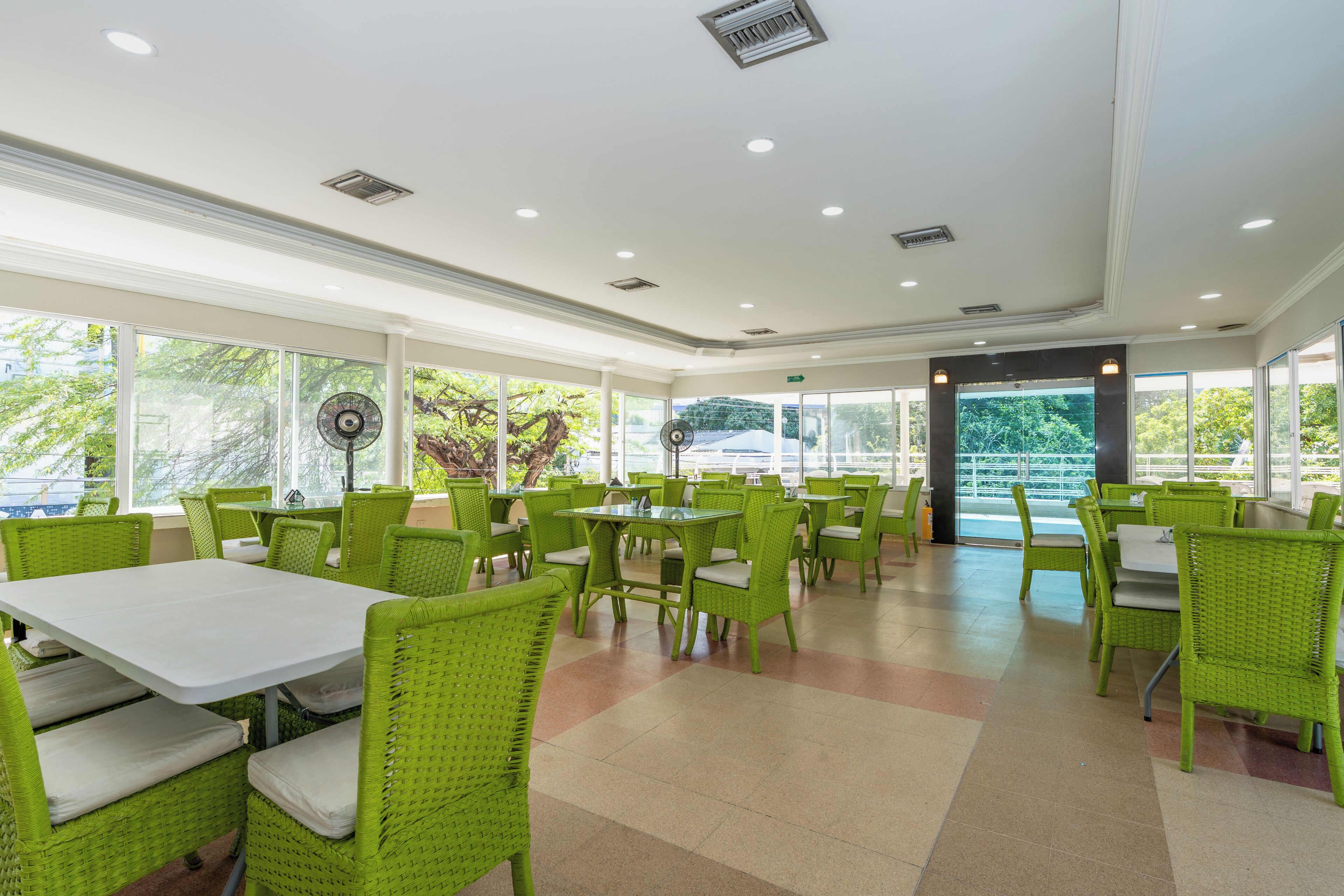 Café da manhã, almoço e jantar; culinária internacional 