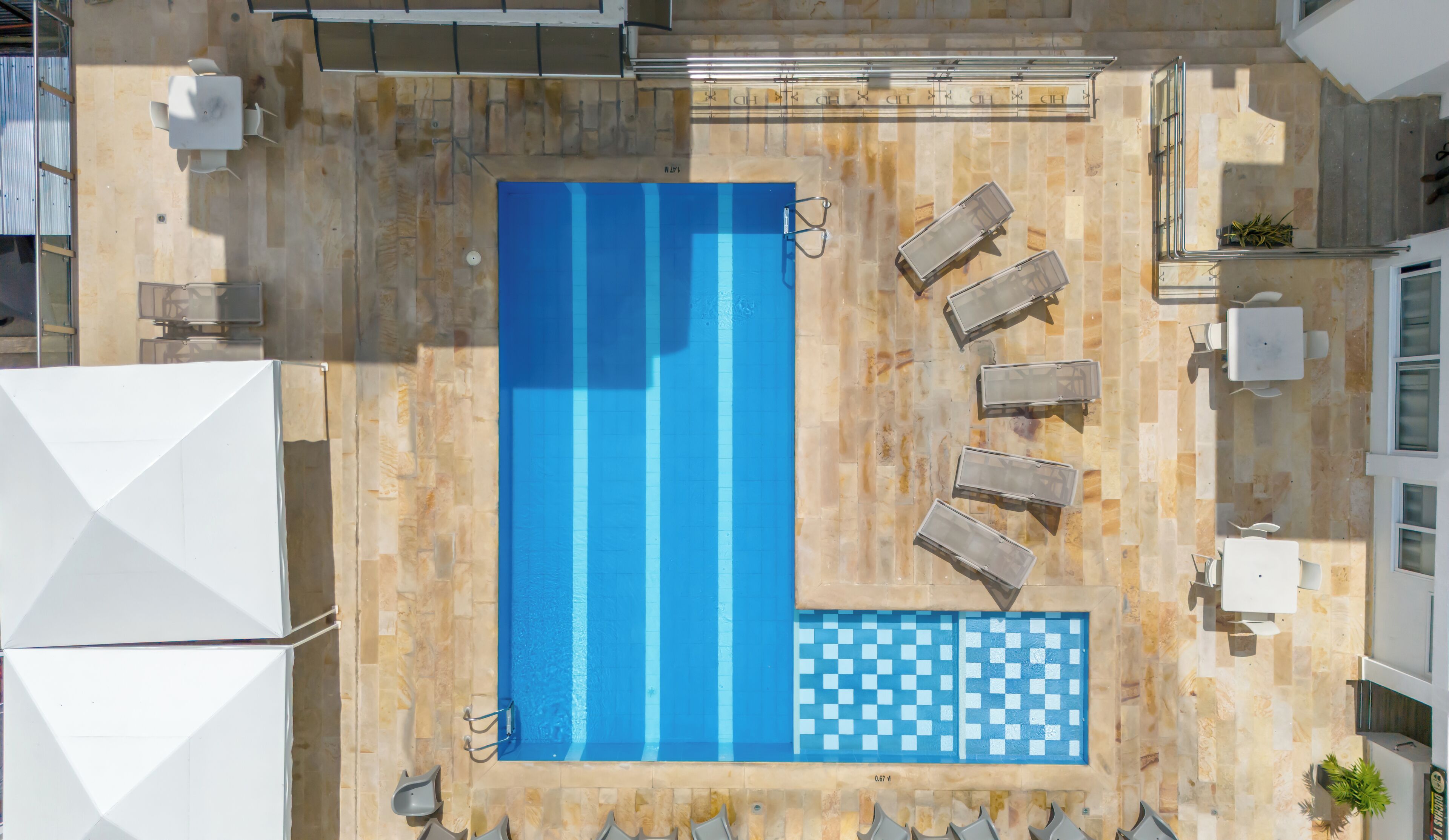 2 piscinas externas, funciona das 9h às 20h, guarda-sóis