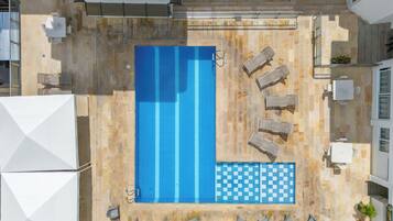 2 piscinas externas, funciona das 9h às 20h, guarda-sóis