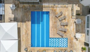 2 座室外游泳池，開放時間為 09:00 至 20:00，提供泳池遮陽傘和日光浴躺椅