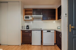 Refrigerador, microondas, placa de cocina, lavavajillas