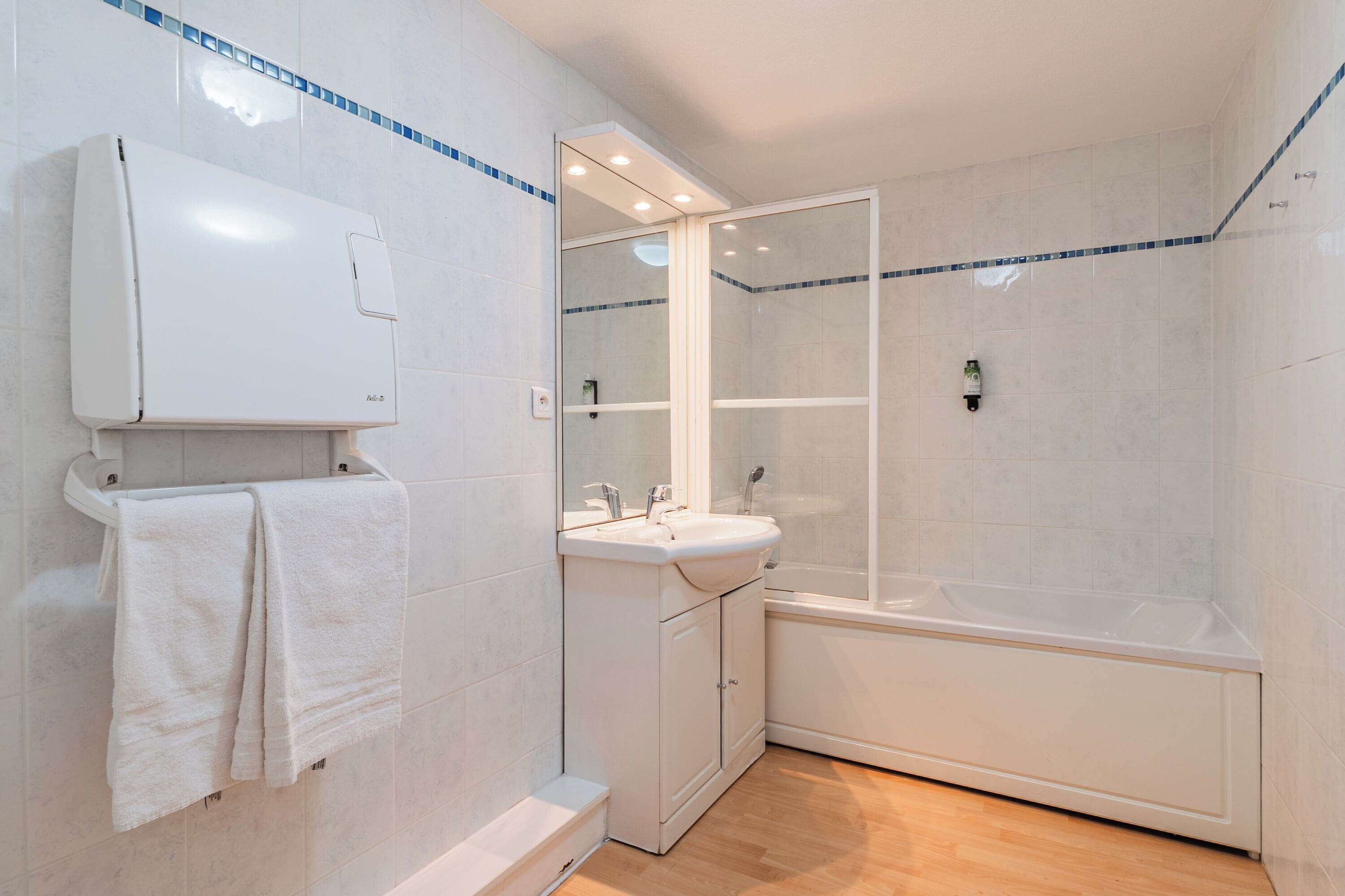 Regadera, amenidades de baño gratuitas, secadora de cabello, toallas 