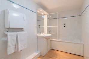 Dusche, kostenlose Toilettenartikel, Haartrockner, Handtücher