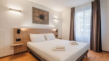 Estudio, 1 cama matrimonial o 2 camas individuales | Escritorio, espacio para trabajar con laptop y cortinas blackout