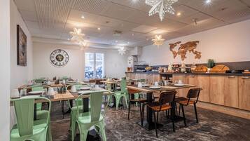 Petit déjeuner buffet (11 EUR par personne)