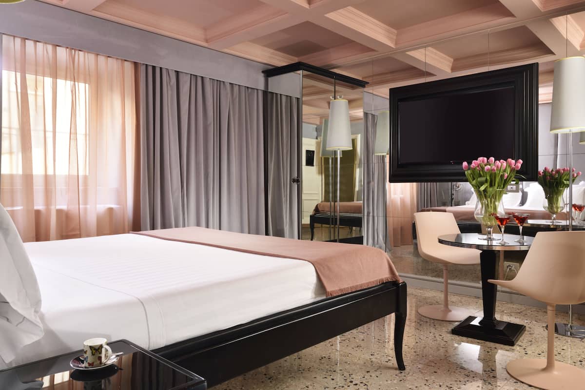 Deluxe kamer | 1 slaapkamer, donzen dekbedden, een minibar, een kluis op de kamer