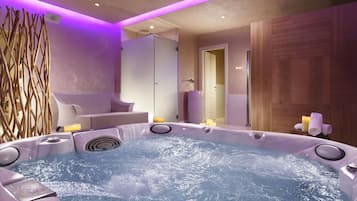 Ein Wellnessraum mit Whirlpool, Holzpaneelen und einem Korbstuhl.