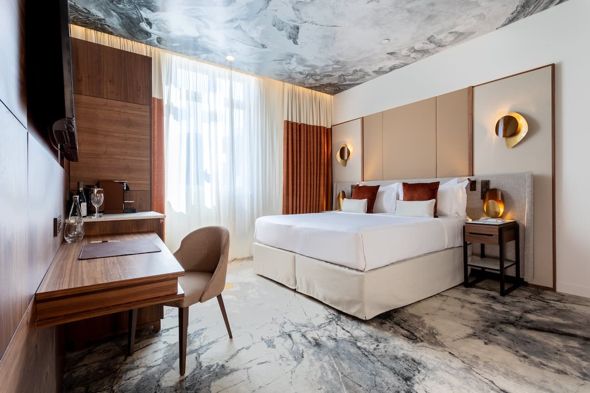 Junior Suite, 1 King Bed | 1 bedroom, Egyptian cotton sheets, premium bedding, pillow-top beds