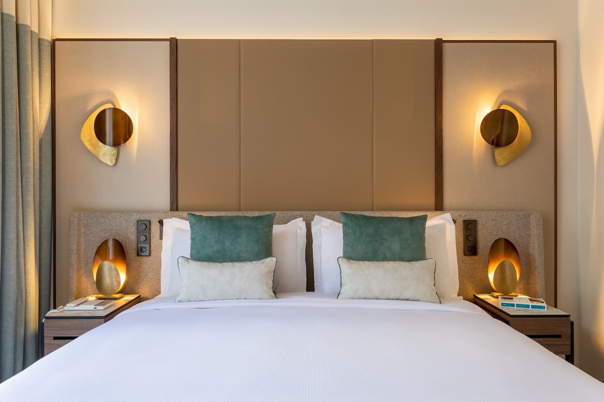 Premium Room | Egyptian cotton sheets, premium bedding, pillowtop beds, minibar