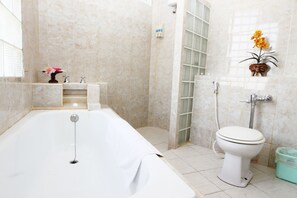 Studio Triple Room | Bathroom | Hair dryer, bidet, towels, soap - China Town Hotel (Bangkok)