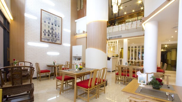 朝食、ランチ、ディナーに営業