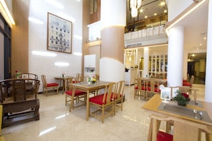 Phục vụ bữa sáng, bữa trưa và bữa tối 