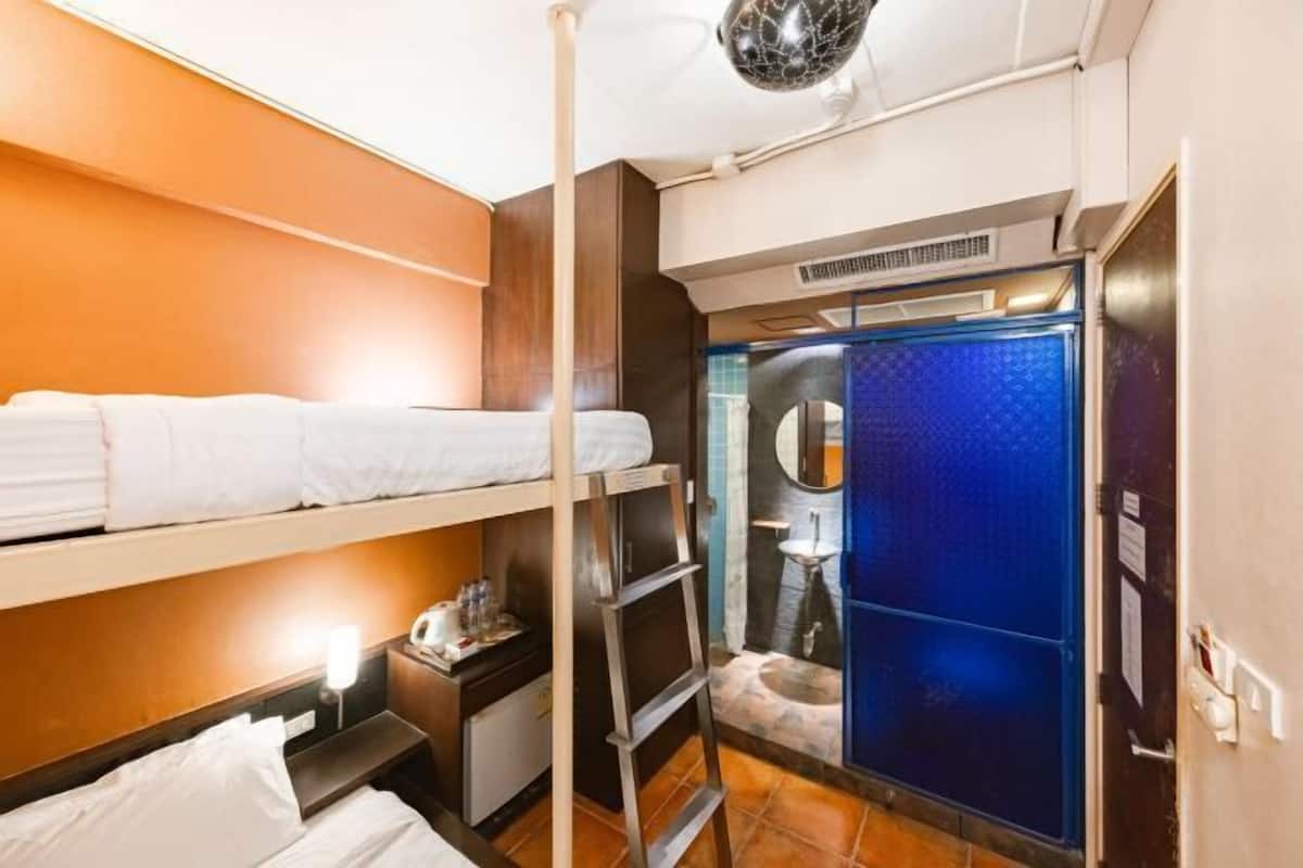 Caixa forta a l'habitació i espai de treball apte per a portàtils