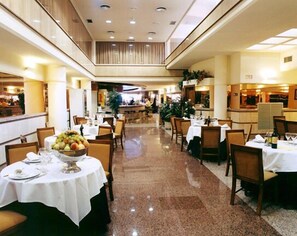 Se sirven desayunos, almuerzos y cenas; cocina mediterránea