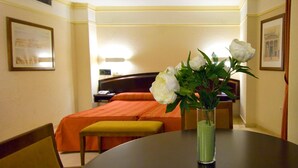Minibar, safe på rommet, skrivebord og lydisolert