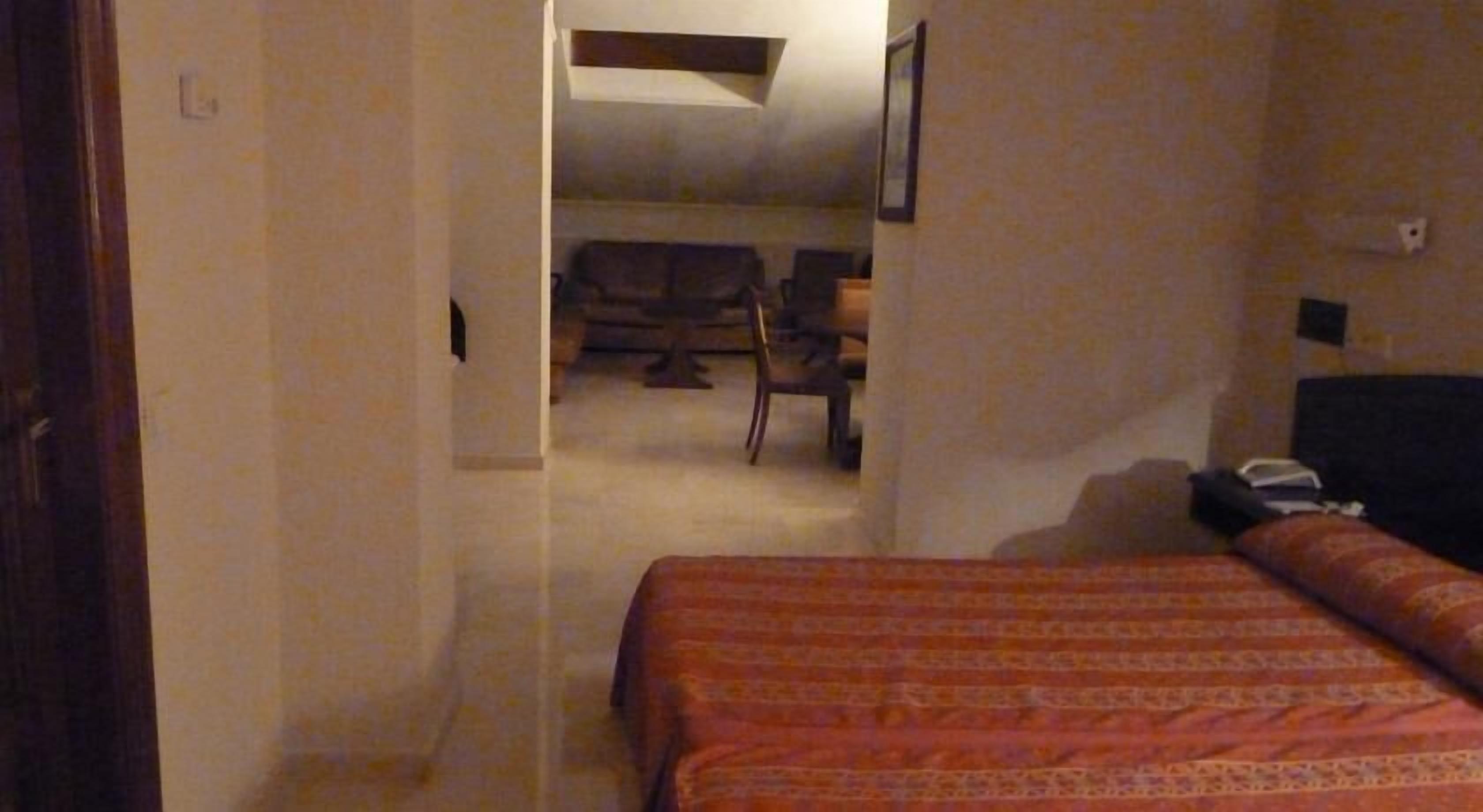 Frigobar, cofres nos quartos, escrivaninha, quartos à prova de som