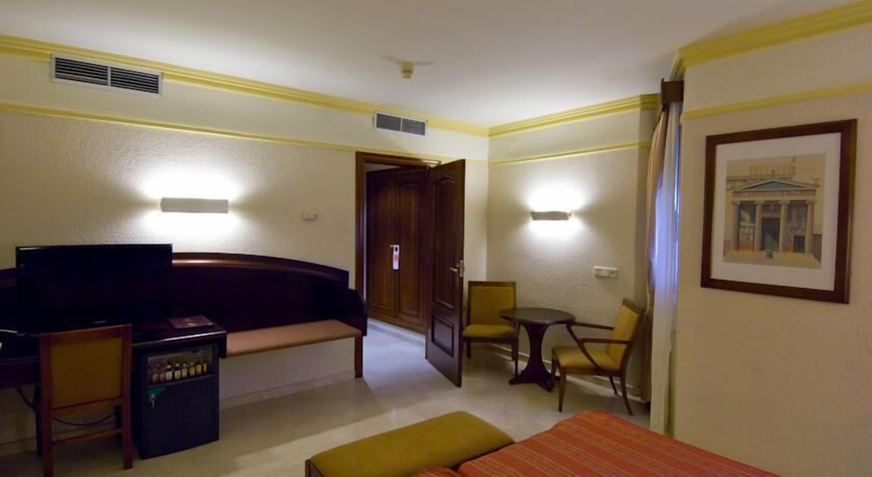 Frigobar, cofres nos quartos, escrivaninha, quartos à prova de som