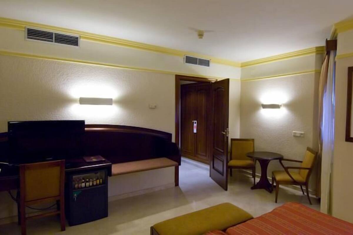 Minibar, in-room safe, desk, soundproofing