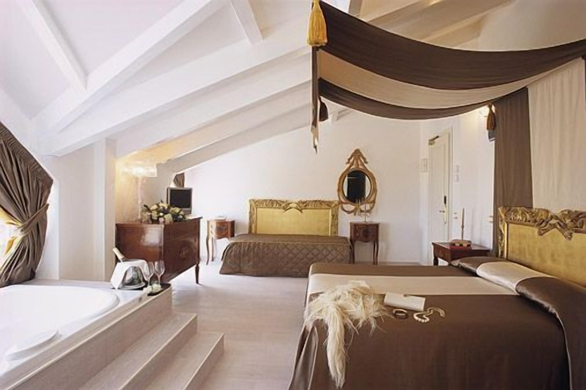 Junior-Suite | Allergikerbettwaren, Minibar, Zimmersafe, Schreibtisch