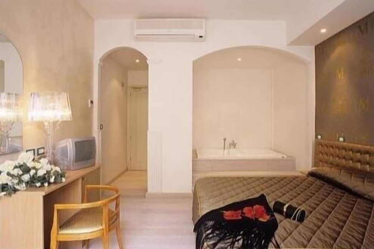 Hypo-allergenic bedding, minibar, in-room safe, desk