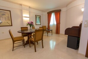 Minibar, escritorio, camas plegables/adicionales y wifi gratis 