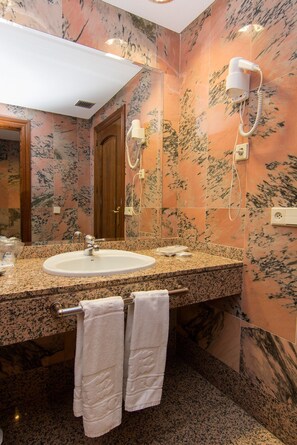 Doppelzimmer (with extra bed 1.7 x 80cm) | Badezimmer | Duschwanne, kostenlose Toilettenartikel, Haartrockner, Hausschuhe