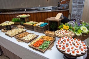 Se sirven desayunos, almuerzos, cenas y cocina mediterránea 