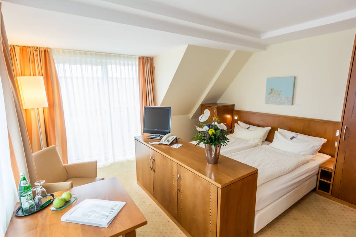 Double Room | 1 bedroom, hypo-allergenic bedding available, in-room safe