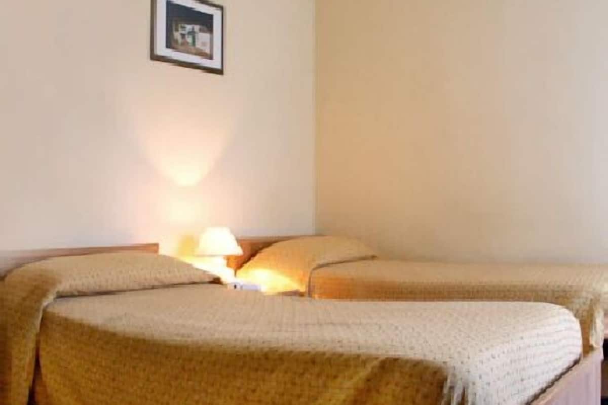 Triple Room | Desk, cribs/infant beds, rollaway beds