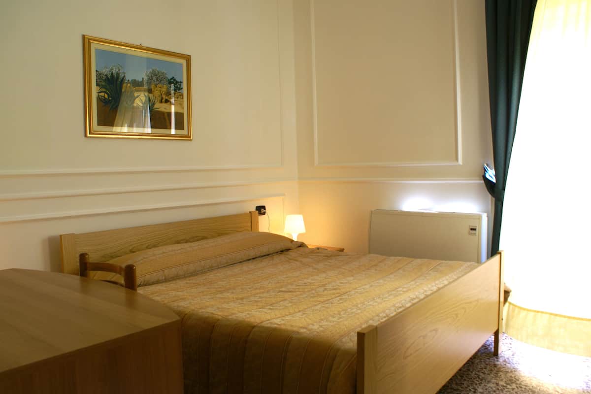Standard Room | Desk, cribs/infant beds, rollaway beds