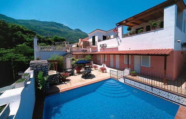 Outdoor pool, open 8 AM to 7 PM, pool loungers